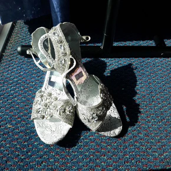 Fancy sandals - Picture 2 of 5